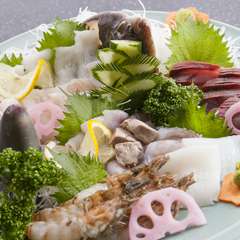 地元で獲れた旬の魚をお刺身で盛り合せて提供。季節ごとの味が楽しめる『旬の地魚　お刺身盛合わせ』