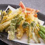 山菜や野菜、魚介類など地元で獲れる旬の素材にこだわり、新鮮でみずみずしい素材をカラッと揚げていただけます。サクサクの衣と旬の食材。2つの食感が混ざり合い絶妙なおいしさに。