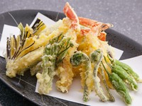 その時期の旬の味を天ぷらで。サクッと歯ごたえのよい衣をまとった『季節の天ぷら盛合わせ』