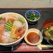 たっぷり乗った海鮮が、味醂のどんぶりです。