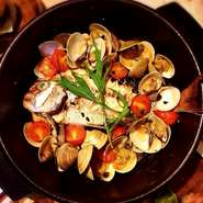 白身魚丸ごと一匹とアサリやムール貝を白ワインとオリーブオイルで煮込んだイタリアの煮込み料理。残った煮汁で作るアクアパッツァのペペロンチーノパスタも料金に含まれてます。3～5人前     *前日までに要予約