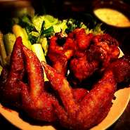 NYはバッファロー発祥！鶏の手羽を揚げてケチャップベースのピリ辛ソースに絡めたアメリカではメジャーな料理です。