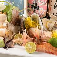 回転寿司店とあなどるなかれ。ネタの大きさや鮮度、何をとっても申し分ありません。一口でほおばれば、口の中いっぱいに海の幸の美味しさが広がります。こだわりの地酒と合わせてどうぞ。