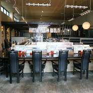 ふらりとひとりでも立ち寄りやすく、一皿からいただけるのが魅力的。お寿司が廻っていなければ、気軽に職人に注文を。新鮮で美味しいところを、目の前で握ってくれます。上質なネタを存分に味わって。