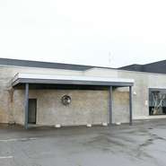 小さな看板と大きな窓、シンプルでモダンな外観はドライブデートにピッタリ。ちょっとひと休みするのもいいですね。華美に飾り付けをしていない潔さに、これからいただく食事への期待感も高まります。