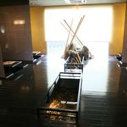 大きな窓から差し込む、温かい陽の光。夜になれば、星空を眺め落ち着いた空間が広がります。また店内には川が流れ、その柔らかなせせらぎに心も癒されます。仲間同士で集まり宴会をするのもいいですね。