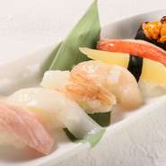 選りすぐりのネタをいただきます。定番の赤身や白身、さらには北海道ならではのウニやイクラやホタテ、その季節ごとの旬のネタを見事に盛り合わせています。