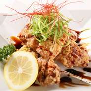 たっぷりの油でカラリと揚げているので、外はサクサク中はしっかりと肉汁が閉じ込められています。オリジナルのタレが、鶏肉の美味しさを引き立てていて、とても美味。