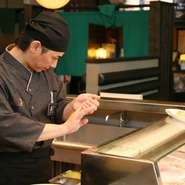 毎日、大勢のお客様から見られる位置に立ち、大変近い距離でお寿司を握っておりますので、小さなことにも目配り気配りを欠かしません。目には見えない“真心”を、大事に思っています。