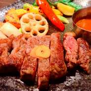 サーロインステーキに網走産若鳥の鉄板焼き
人気のガーリックライスのついた、ボリューム満点の料理８品、
９０分飲み放題付き、4000円コース。