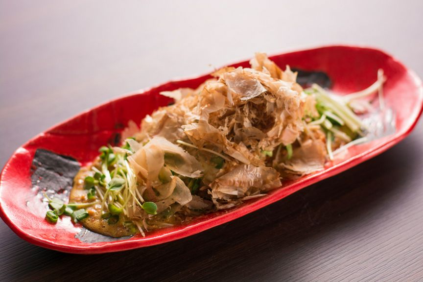 リピート率の高い人気のメニュー『焼き厚揚げの納豆ソース』