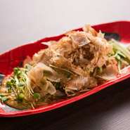 カリッと焼いた厚揚げは、中がふわふわの優しい味わい。特製の納豆ソースでいただきます。