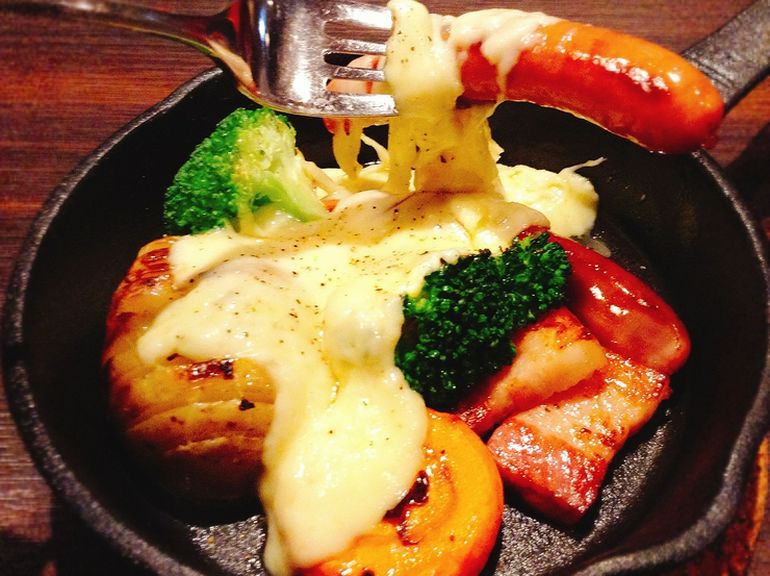 厚切りベーコンと道産ソーセージと野菜の花畑牧場ラクレット