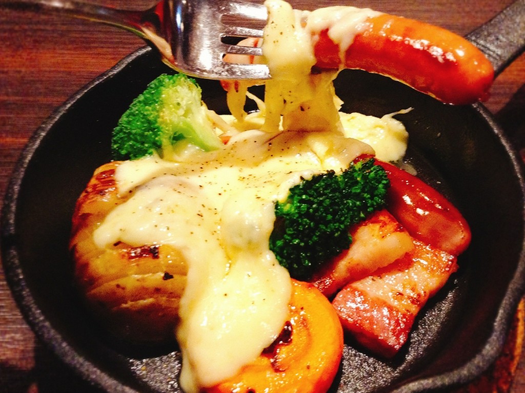 厚切りベーコンと道産ソーセージと野菜の花畑牧場ラクレット