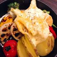 季節の野菜とハッセルバックポテトを鉄板でグリルし
花畑牧場のラクレットチーズをたっぷりとかけます