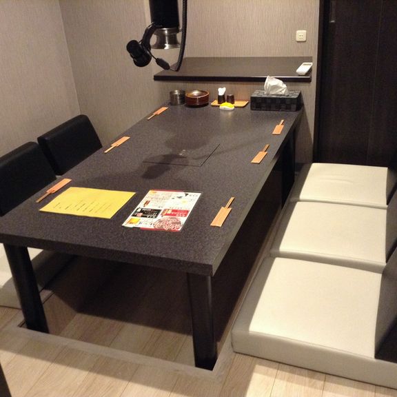 落ち着いた掘りごたつの個室