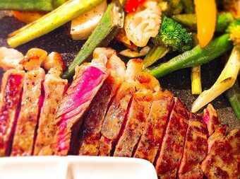 焼き厚揚げの納豆ソースや若鳥の鉄板焼きサーロインステーキに２時間飲み放題のついた鉄板焼コース