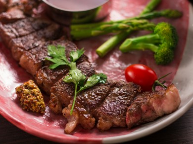 丁寧に熟成させて旨みを凝縮させた『USサーロインステーキ』