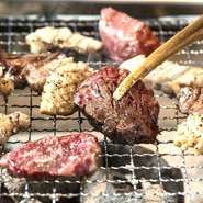 お店の奥にVIP個室があり、接待におすすめです。大切な方をお連れしておもてなしができる特別な空間、珍しい囲炉裏端を前にすればくつろいで会話も進みそう。時間の流れがゆるやかに感じるひとときを過ごせます。