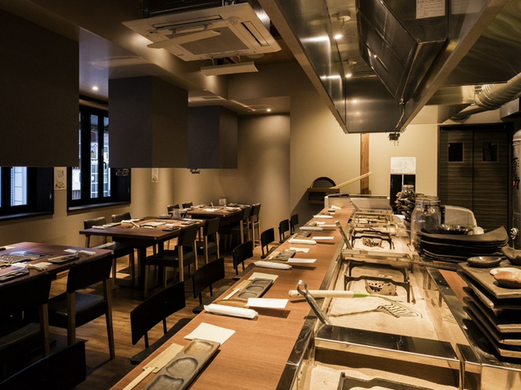 二人の距離感がぐっと縮まるカウンター席で、本物の味を楽しむ