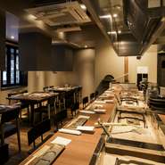 二人の距離感がぐっと縮まるカウンター席で、本物の味を楽しむ