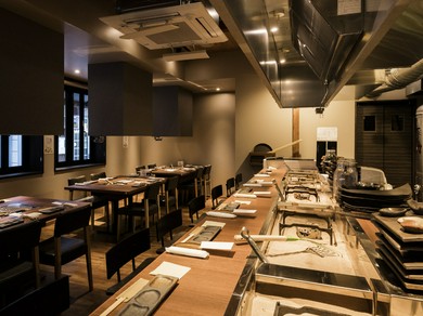 二人の距離感がぐっと縮まるカウンター席で、本物の味を楽しむ