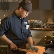 店内設置のスモーカー（燻製機）による自家製スモークは、焼肉のサイドメニューにしてしまうのはもったいないあじわいです。ワインやカクテルとともにいただくと忘れられない味に。北見の『ミント』も合います。
 
