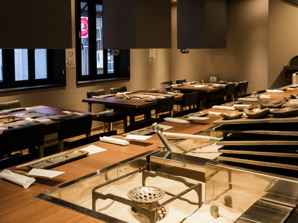 店内は和モダンなおちついた雰囲気。くつろぎの時間をすごせます