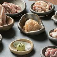 その日入荷した新鮮ホルモン。一つ一つ丁寧に下処理をしたホルモンを八種類盛り付けたおすすめの一品です。臭みのないそれぞれの旨みと食感を楽しめます。