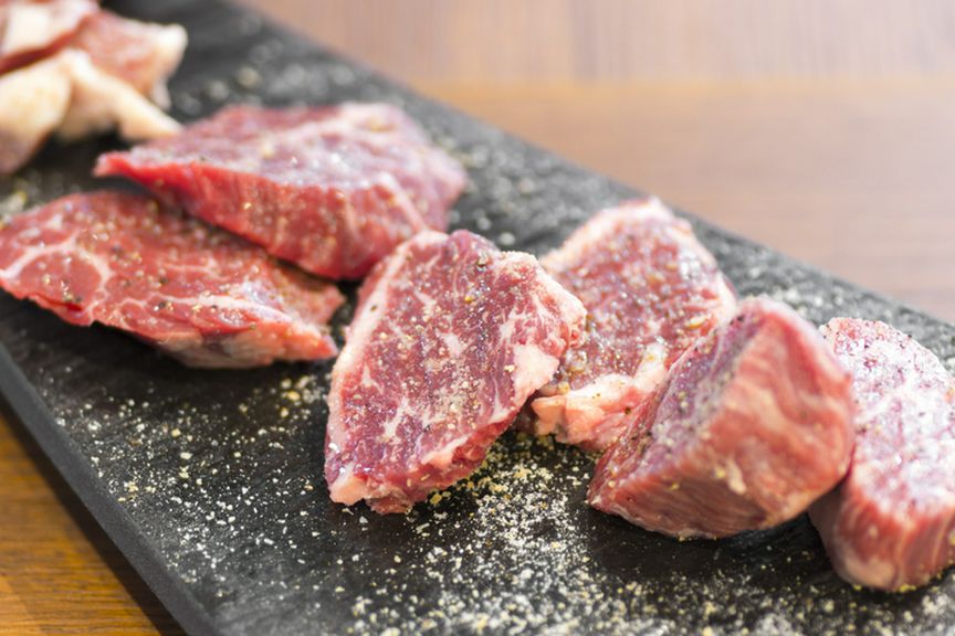 赤身が多めでさっぱりした味わいの『サガリ盛り合わせ３種』(各1切)