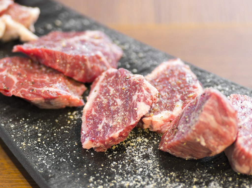 赤身が多めでさっぱりした味わいの『サガリ盛り合わせ３種』(各1切)