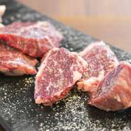 ハラミと同じ横隔膜の部位。サガリは肋骨に近い部分の脂が少なくさっぱり系のヘルシーメニューです。
※写真は2人前です。