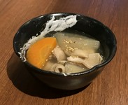 開店当初からの人気メニュー。
モツの旨味が引き立つ、塩味仕立て。