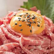 無菌管理している特別室でつくるユッケ「自家製タレ」と卵を絡めて一口いただくとまろやかな旨みを味わえます。
※安全のため18歳未満のお客様がいらっしゃる場合、生食用食肉の提供はできません、ご了承ください。