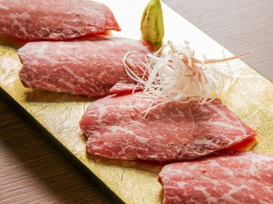 口に入れた瞬間から旨みが広がる、柔らかさが魅力の『和牛のお刺身』