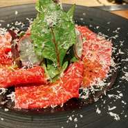 生食肉取扱店だから出来る、シンプルにオリーブオイルと岩塩・黒胡椒で味わうカルパッチョ。
仕上げにパルミジャーノ・レッジャーノをかけ、旨味倍増です。