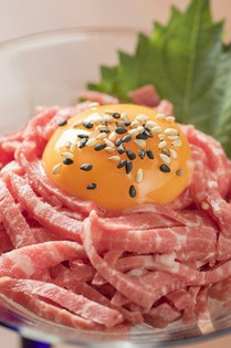 見た目鮮やかな和牛、とろけるような食感の『和牛ユッケ』