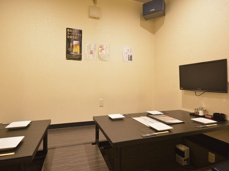 小人数ならこちらの部屋で、掘りごたつでくつろぐ1階の個室