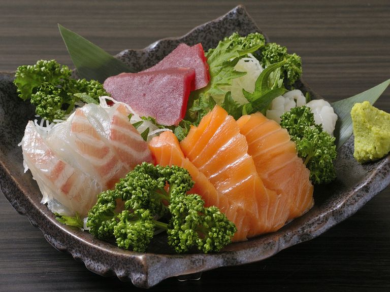 その日仕入れの新鮮な魚介をふんだんに盛り合わせた『お刺身盛り合わせ』で旬の味を堪能