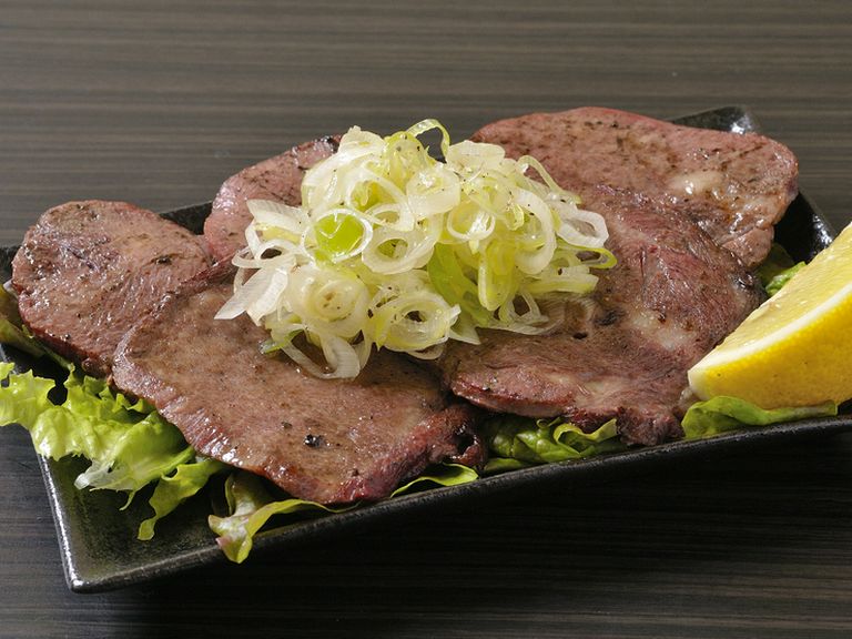 炭火で香ばしく焼き上げた『厚切り牛タンねぎ塩焼き』。厚切りなのでボリューム感たっぷりです
