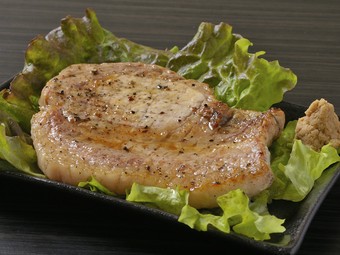 やわらかでジューシー。十勝産のブランド豚を使用した『かみこみ豚ロースの厚焼き（山わさび）』