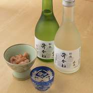 カウンター席があるので、お一人様でゆっくりお酒を飲むこともできます。一品料理も充実しており、お酒との相性が良いものばかり。蔵元直送の【和食　升かね】オリジナルのお酒もあるので、お試しください。