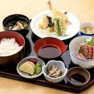 カリッと揚げたての天ぷらと新鮮な刺身、四季折々の小鉢がついた『月定食』。天ぷらにはキスと海老2本、旬の野菜を使っています。色々な種類の和食がお手頃な価格で食べられる、お得なメニューです。