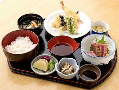揚げたての天ぷらと新鮮な刺身、旬の和食のうまさが詰まった『月定食』