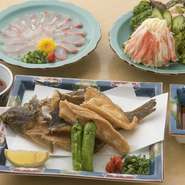 カレイを1匹丸ごと揚げた香ばしい一品です。骨までカリッと揚がっているので、歯ごたえが良く、あとをひくおいしさ。ポン酢をつけて召し上がってください。