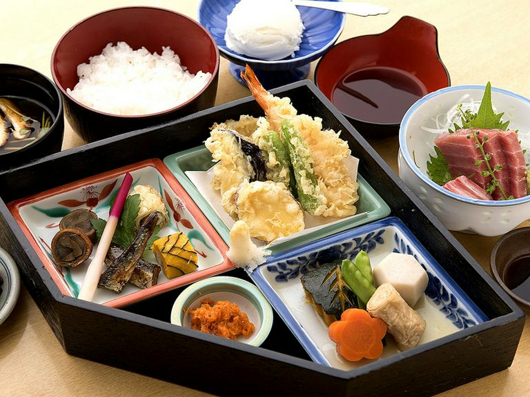 色々な和食を少しずついただける『レディース御膳』デザートがついて女性におすすめ