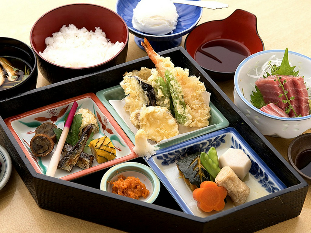 色々な和食を少しずついただける『レディース御膳』デザートがついて女性におすすめ