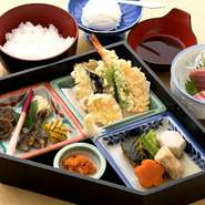 天ぷらや、刺身、煮物とご飯がセットになった『レディース御膳』。色々なものを少しずつ食べたいという方におすすめのメニューです。お口直しのデザートもついているので、女性に喜ばれています。