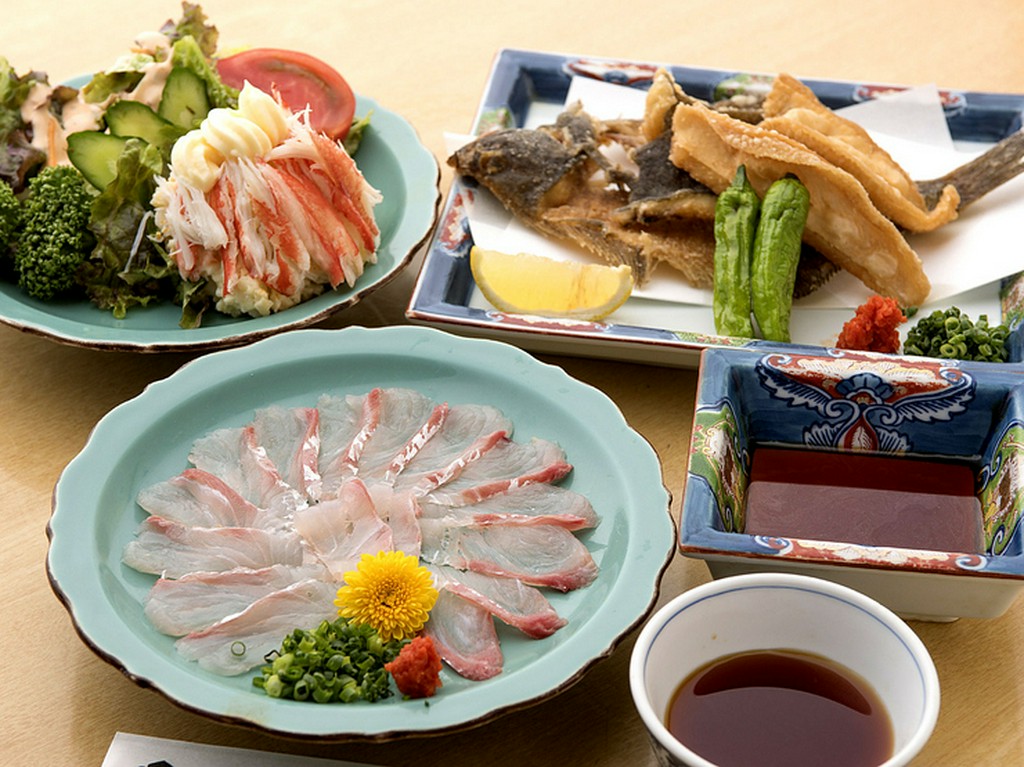 揚げ物や刺身、蟹サラダなど、一品料理も充実しています