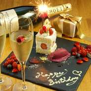 誕生日会、結婚祝い、記念日etc
「大切な方へ送る気持ち」をZIONでお手伝い致します。
趣の異なる大人向けのシックなプレート、
花火使用の派手なものまで、
お客様の志向にあった「気持ち」をプレートで表現